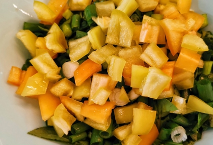 Фото шага рецепта Овощной салат со сметанногорчичной заправкой 152599 шаг 3  