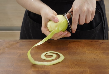 Фото шага рецепта Овсянка с яблоком и изюмом в мультиварке 173378 шаг 2  