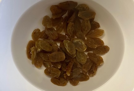 Фото шага рецепта Овсяные вафли с изюмом и фундуком 190847 шаг 5  