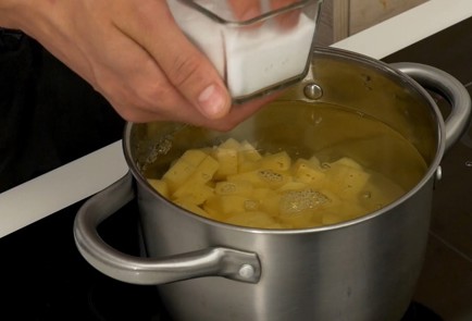 Фото шага рецепта Парата с картофельной начинкой 137198 шаг 2  