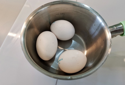 Фото шага рецепта Пасхальные яйца окрашенные каркаде 140887 шаг 1  