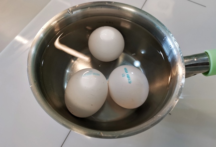Фото шага рецепта Пасхальные яйца окрашенные каркаде 140887 шаг 2  