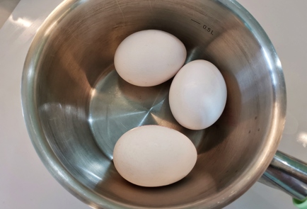Фото шага рецепта Пасхальные яйца окрашенные куркумой 140888 шаг 1  