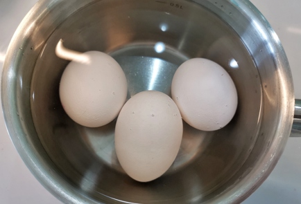 Фото шага рецепта Пасхальные яйца окрашенные куркумой 140888 шаг 2  
