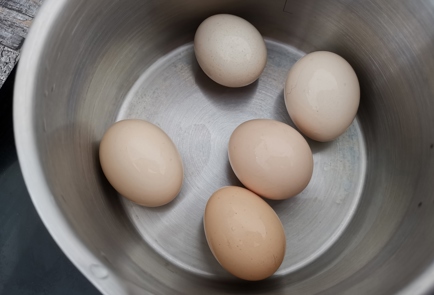 Фото шага рецепта Пасхальные яйца окрашенные с помощью салфетки 176239 шаг 2  