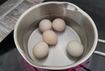 Фото шага рецепта Пасхальные яйца окрашенные с помощью салфетки 176239 шаг 3  