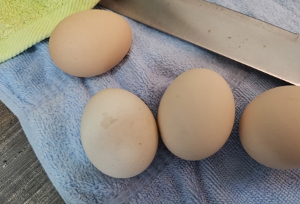 Фото шага рецепта Пасхальные яйца окрашенные с помощью салфетки 176239 шаг 6  