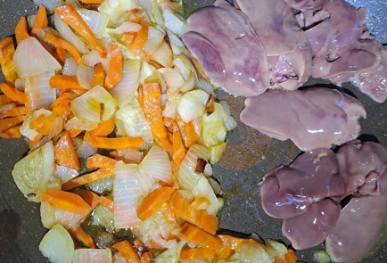 Фото шага рецепта Паштет из куриной печени с яблоками на сковороде 190605 шаг 8