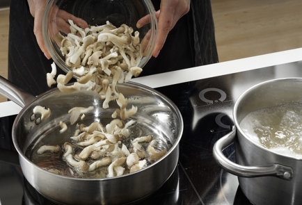 Фото шага рецепта Паста казаречче с грибами и трюфельным маслом 173379 шаг 10  