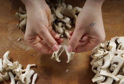 Фото шага рецепта Паста казаречче с грибами и трюфельным маслом 173379 шаг 5  