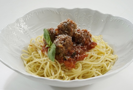 Спагетти с фрикадельками в сливочном соусе - рецепт с фото пошагово