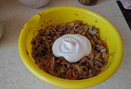 Фото шага рецепта Печеночный салат с солеными огурцами 176169 шаг 11  