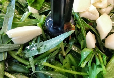 Фото шага рецепта Песто из свежих трав с ароматными приправами 152362 шаг 1  