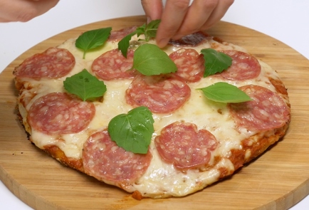 Фото шага рецепта Пицца на сковороде 139304 шаг 5  
