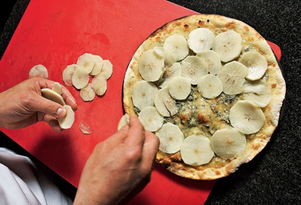 Фото шага рецепта Пицца с голубым сыром и грушей 17885 шаг 7  
