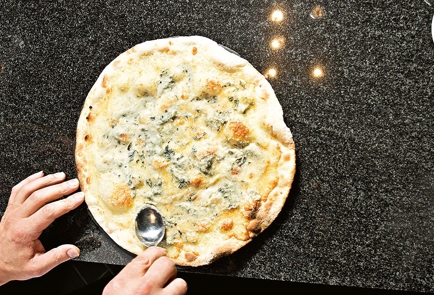 Фото шага рецепта Пицца с сыром и грушей 42416 шаг 4  