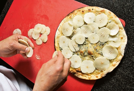 Фото шага рецепта Пицца с сыром и грушей 42416 шаг 7  