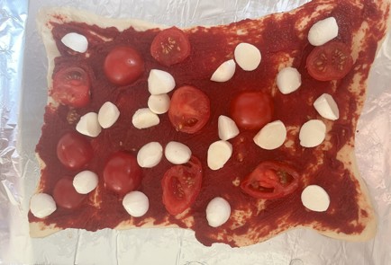 Фото шага рецепта Пицца с томатами грибами и моцареллой 186515 шаг 3  