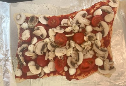 Фото шага рецепта Пицца с томатами грибами и моцареллой 186515 шаг 4  