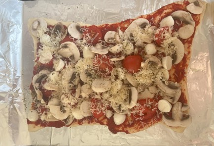 Фото шага рецепта Пицца с томатами грибами и моцареллой 186515 шаг 5  