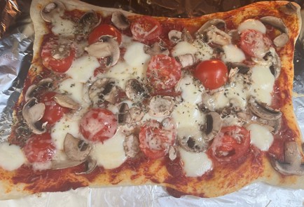 Фото шага рецепта Пицца с томатами грибами и моцареллой 186515 шаг 6  