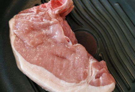 Фото шага рецепта Пикантный стейк из свиной корейки 152353 шаг 1  