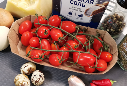Фото шага рецепта Пикантный скрэмбл с помидорами и сыром 151509 шаг 1  