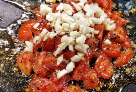 Фото шага рецепта Пикантный скрэмбл с помидорами и сыром 151509 шаг 10  
