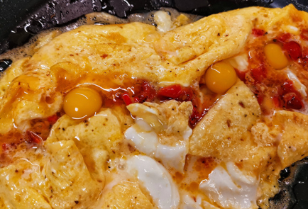 Фото шага рецепта Пикантный скрэмбл с помидорами и сыром 151509 шаг 22  
