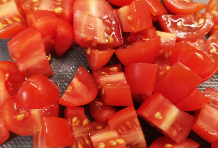 Фото шага рецепта Пикантный скрэмбл с помидорами и сыром 151509 шаг 3  