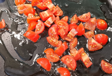 Фото шага рецепта Пикантный скрэмбл с помидорами и сыром 151509 шаг 7  