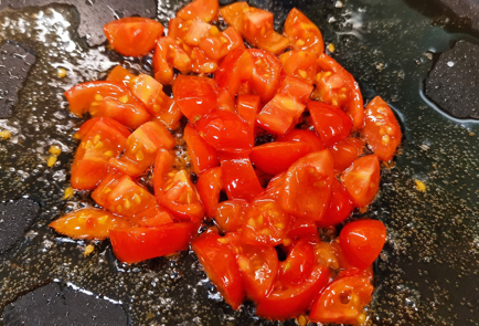 Фото шага рецепта Пикантный скрэмбл с помидорами и сыром 151509 шаг 8  