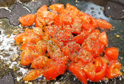 Фото шага рецепта Пикантный скрэмбл с помидорами и сыром 151509 шаг 9  