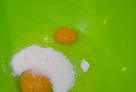 Фото шага рецепта Пирог на сковороде с яблоками и сливами 190631 шаг 2