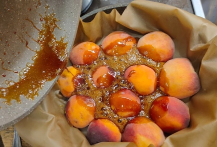 Фото шага рецепта Пирогперевертыш с персиками карамелью и корицей 174243 шаг 14  