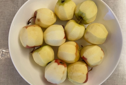 Фото шага рецепта Пирог с изюмом орехами яблоками и корицей 175697 шаг 2  
