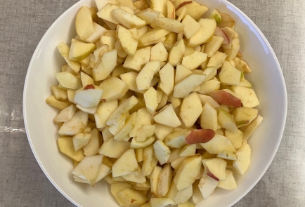 Фото шага рецепта Пирог с изюмом орехами яблоками и корицей 175697 шаг 3  