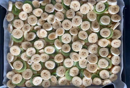 Фото шага рецепта Пирог с киви бананами яблоками и орехами 175912 шаг 10  