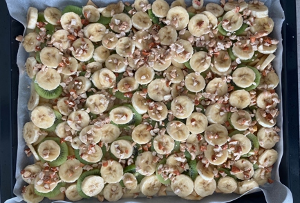 Фото шага рецепта Пирог с киви бананами яблоками и орехами 175912 шаг 11  