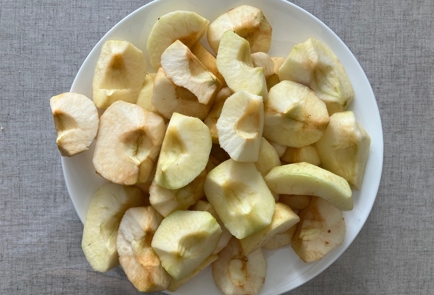 Фото шага рецепта Пирог с киви бананами яблоками и орехами 175912 шаг 6  