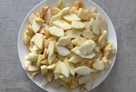 Фото шага рецепта Пирог с киви бананами яблоками и орехами 175912 шаг 7  