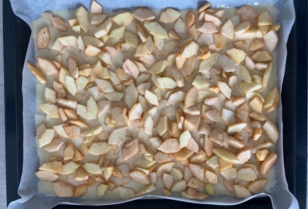 Фото шага рецепта Пирог с киви бананами яблоками и орехами 175912 шаг 9  