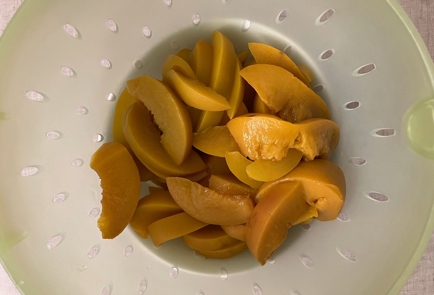 Фото шага рецепта Пирог с киви и персиками 176163 шаг 7  