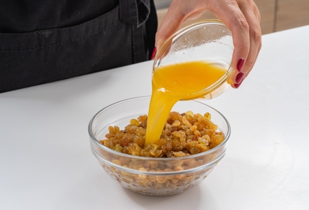 Фото шага рецепта Пирог с клюквой изюмом и апельсиновой цедрой 174648 шаг 2  