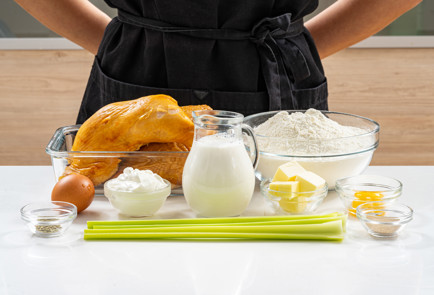 Фото шага рецепта Пирог с копченой курицей и сельдереем 190684 шаг 1