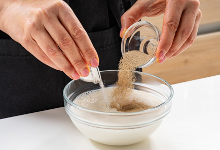 Фото шага рецепта Пирог с копченой курицей и сельдереем 190684 шаг 2