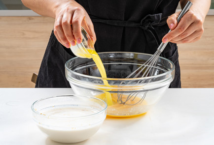 Фото шага рецепта Пирог с копченой курицей и сельдереем 190684 шаг 3