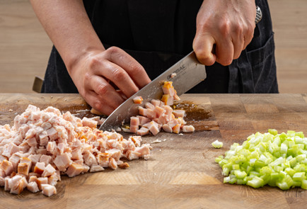 Фото шага рецепта Пирог с копченой курицей и сельдереем 190684 шаг 5