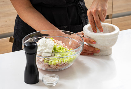 Фото шага рецепта Пирог с копченой курицей и сельдереем 190684 шаг 6