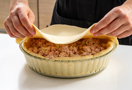 Фото шага рецепта Пирог с копченой курицей и сельдереем 190684 шаг 8